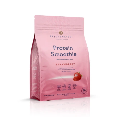Różowa saszetka Rejuvenated Protein Smoothie o smaku truskawkowym. Na opakowaniu widnieje ilustracja truskawki i opis: „A delicious pea protein drink to boost energy levels and help keep you fuller for longer”.