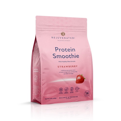 Różowa saszetka Rejuvenated Protein Smoothie o smaku truskawkowym. Na opakowaniu widnieje ilustracja truskawki i opis: „A delicious pea protein drink to boost energy levels and help keep you fuller for longer”.