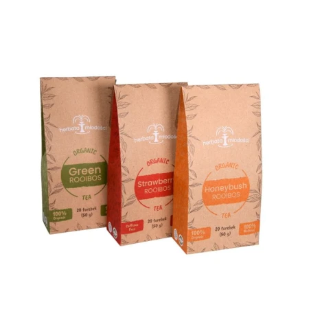 Zestaw trzech różnych herbat SA ROOIBOS ustawionych w jedna za drugą: Green Rooibos Tea (zielony), Rooibos Strawberry Tea (czerwony), Rooibos Honeybush Tea (żółty).