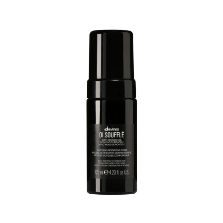Na zdjęciu znajduje się kosmetyk do stylizacji włosów marki Davines OI Soufflé. Opakowanie to elegancka, czarna butelka z pompką (pianka), Pojemność 50 ml  Jest to silnie wygładzająca i nadająca objętość pianka do włosów (Silkening Bodifying Foam),
