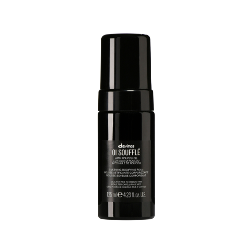 Na zdjęciu znajduje się kosmetyk do stylizacji włosów marki Davines OI Soufflé. Opakowanie to elegancka, czarna butelka z pompką (pianka), Pojemność 50 ml  Jest to silnie wygładzająca i nadająca objętość pianka do włosów (Silkening Bodifying Foam),