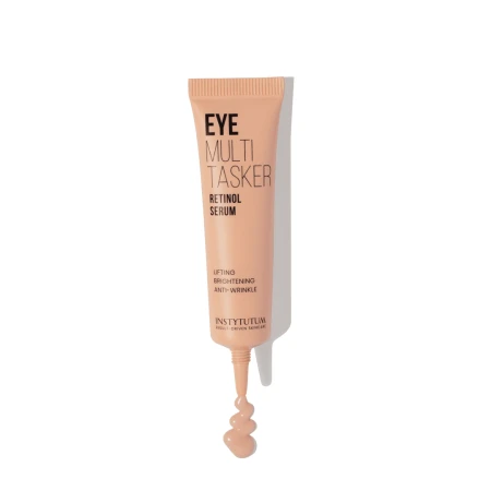 Na zdjęciu jest serum pod oczy Eye Multi Tasker Retinol Serum marki Instytutum. Produkt znajduje się w jasnobrązowej tubce z cienkim aplikatorem, z którego wypływa niewielka ilość kremowego serum w kolorze pomarańczowym.