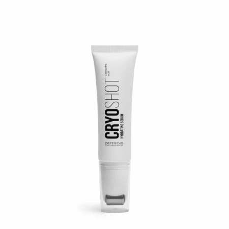 Na zdjęciu znajduje się produkt do pielęgnacji skóry marki Instytutum – Cryo Shot Hydrating Serum. Jest to serum intensywnie nawilżające, zamknięte w eleganckim, minimalistycznym opakowaniu z aplikatorem typu airless.