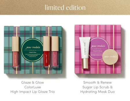 Dwa zestawy prezentowe jane iredale obok siebie.  Zestaw Glaze & Glow zapakowany w zielone pudełko w kratkę z napisem i 3 błyszczykami. Obok zestaw Smooth & Renew zapakowany w różowe pudełko w kratkę z napisem i 2 produktami.