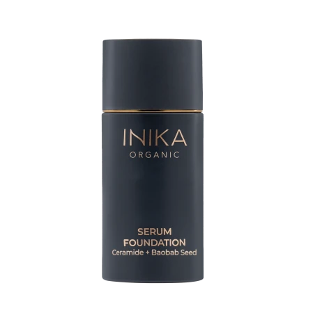 Na zdjęciu widoczny jest kosmetyk marki INIKA Organic – Serum Foundation (podkład serum) z ceramidami i nasionami baobabu. Produkt umieszczono na białym tle, co podkreśla jego elegancki, minimalistyczny design. Ciemnogranatowe opakowanie ze złotym napisem