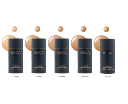 Na zdjęciu zaprezentowano pięć odcieni podkładu INIKA Organic Serum Foundation z ceramidami i nasionami baobabu. Każda buteleczka o eleganckim, matowym wykończeniu w odcieniu granatu jest ustawiona pionowo