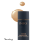 Na zdjęciu widoczny jest odcień Daring z linii INIKA Serum Foundation. Produkt jest w eleganckiej, granatowej butelce z matowym wykończeniem i złotymi detalami. Obok opakowania znajduje się próbka koloru – średni beż o neutralnym, lekko ciepłym podtonie