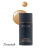 Na zdjęciu znajduje się podkład INIKA Organic Serum Foundation w odcieniu Nourish. Produkt jest w eleganckiej, matowej granatowej butelce  ze złotym napisem. Obok pokazano próbkę koloru – ciepły, średni odcień beżu z delikatnym świetlistym połyskiem.
