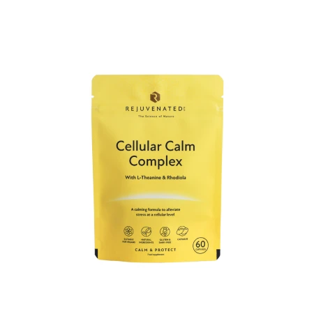 Zdjęcie przedstawia stojące, żółto-beżowe opakowanie suplementu diety w kapsułkach Rejuvenated Cellular Calm Complex. Produkt jest opisany jako formuła uspokajająca, która ma łagodzić stres na poziomie komórkowym.