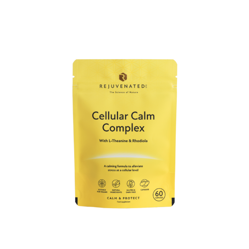 Zdjęcie przedstawia stojące, żółto-beżowe opakowanie suplementu diety w kapsułkach Rejuvenated Cellular Calm Complex. Produkt jest opisany jako formuła uspokajająca, która ma łagodzić stres na poziomie komórkowym.