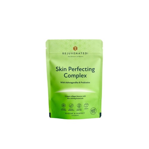Zdjęcie przedstawia stojące, jasnozielone opakowanie suplementu diety w kapsułkach Rejuvenated Skin Perfecting Complex. Produkt jest opisany jako wegański wzmacniacz kolagenu