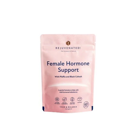 Na białym tle znajduje się różowa saszetka suplementu Rejuvenated Female Hormone Support. Opakowanie zawiera informacje o zawartości pfafii i pluskwicy groniastej (Black Cohosh), a także o działaniu wspierającym równowagę hormonalną u kobiet.