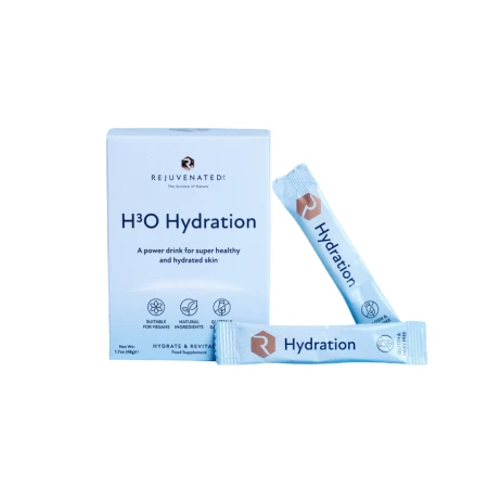 Zdjęcie przedstawia stojące biało-błękitne pudełko suplementu diety w proszku Rejuvenated H3O Hydration. Na pierwszym planie znajdują się również dwie, identyczne, niebieskie saszetki z produktem, z których jedna jest lekko przechylona