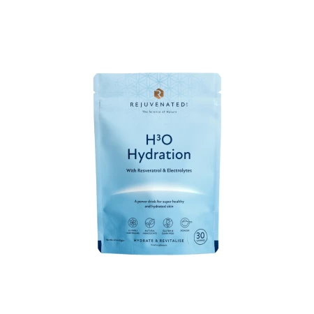 Błękitna saszetka suplementu Rejuvenated H₃O Hydration z resweratrolem i elektrolitami. Na opakowaniu widnieje napis „A power drink for super healthy and hydrated skin”, a poniżej ikony informujące