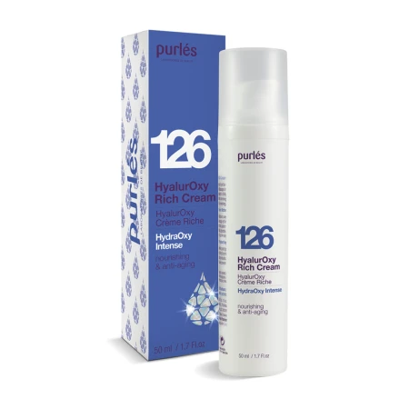 Na zdjęciu jest produkt Purlés krem 126 HyalurSoft Rich Cream z linii HydraOxy Intense. Jest w białej butelece z pompką o pojemności 50 ml oraz kartonowego opakowania w kolorze niebiesko-białym z nadrukowanymi kroplami symbolizującymi nawilżenie.