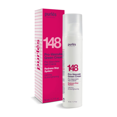 Widoczny jest produkt Purles – Pro-Vascular Green Cream 148. Po prawej stronie jest biała butelka typu airless, z logiem marki oraz oznaczeniem numeru produktu „148” w dużym różowym nadruku.  Po lewej stronie jest kartonik w intensywnie różowym kolorze.