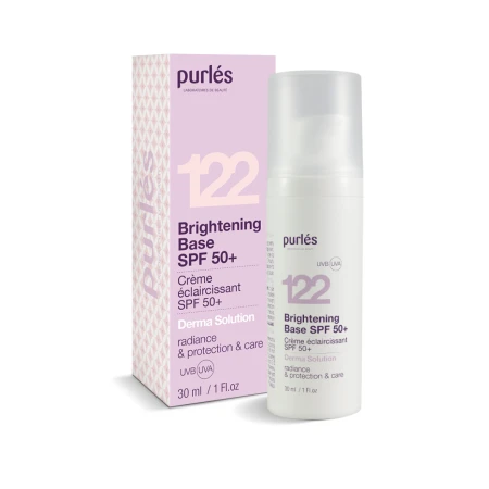 Kosmetyk marki Purles nr. 122 Brightening Base SPF 50+. To rozświetlająca baza ochronna z wysokim SPF. Produkt znajduje się w eleganckim białym opakowaniu typu airless z pompką, obok widoczny jest jego kartonik w odcieniach fioletu z numerem 122.