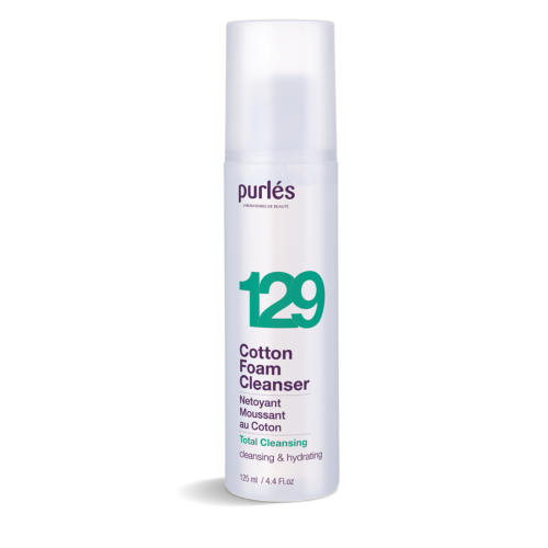 Na zdjęciu jest kosmetyk Purles – Cotton Foam Cleanser 129. Produkt znajduje się w białym, smukłym opakowaniu z pompką typu airless i przezroczystą nasadką. Na etykiecie jest logo purles, numer produktu 129 w zielonym kolorze oraz nazwę.