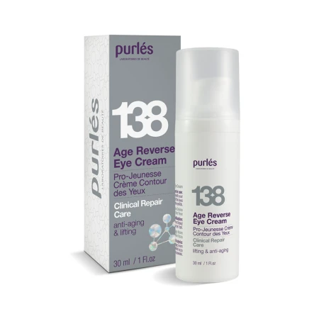 Szare kartonowe opakowanie i biały flakon z pompką kremu pod oczy Purlés 138 Age Reverse Eye Cream. Na opakowaniu widnieją napisy w języku angielskim i francuskim, wskazujące na działanie przeciwstarzeniowe i liftingujące
