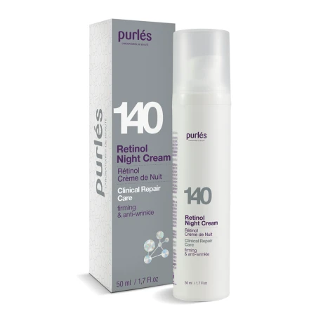 Na zdjęciu jest produkt PURLES 140 Retinol Night Cream- nocny krem z retinolem. Opakowanie składa się z szarego kartonika i smukłej, białej butelki z pompką typu airless. Na przodzie opakowania i butelki widoczny jest numer produktu „140”.