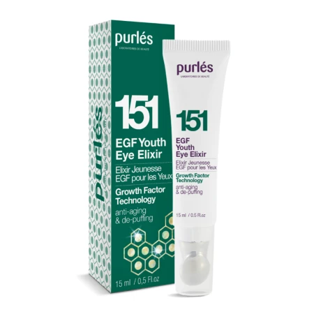 Na zdjęciu jest kosmetyk marki Purles EGF Youth Eye Elixir 151. Produkt jest w białej tubce z aplikatorem zakończonym metalową kulką masującą. Obok tubki ustawione jest zielone opakowanie kartonowe z geometrycznym wzorem i nazwą produktu.