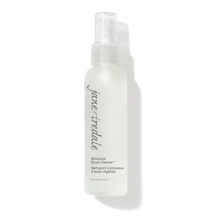 Na zdjęciu widoczna jest przezroczysta butelka z atomizerem marki jane iredale. Na etykiecie napisano:  „Botanical Brush Cleaner”, czyli botaniczny płyn do czyszczenia pędzli.  służy do szybkiego i skutecznego czyszczenia pędzli do makijażu.
