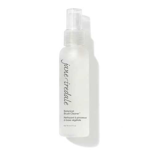 Na zdjęciu widoczna jest przezroczysta butelka z atomizerem marki jane iredale. Na etykiecie napisano:  „Botanical Brush Cleaner”, czyli botaniczny płyn do czyszczenia pędzli.  służy do szybkiego i skutecznego czyszczenia pędzli do makijażu.