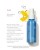 Na zdjęciu znajduje się elegancka, niebieska butelka z białym atomizerem wody Jane Iredale D2O Hydration Spray o pojemności 90 ml. Obok butelki  wypisane właściwości produktu.