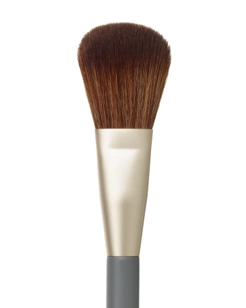 Zbliżenie na pędzel  Powder Complexion Brush -  pokazuje włosie z bliska. Kolorystyka: głęboki kasztanowy brąz u nasady, przechodzący w cieplejszy, miodowo-karmelowy ton ku końcówkom, naturalny efekt gradientu.