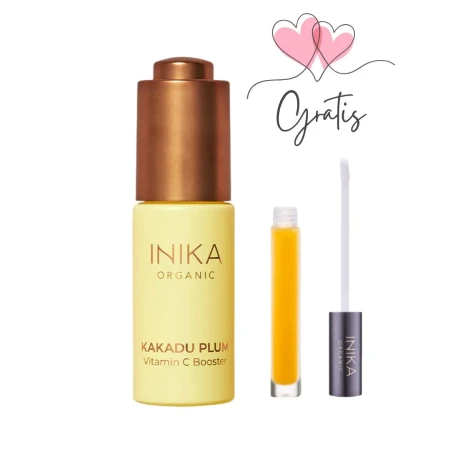 Na zdjęciu widoczna jest butelka kosmetyku marki INIKA Organic. Produkt nosi nazwę Kakadu Plum Vitamin C Booster i znajduje się w eleganckim opakowaniu w kolorze jasnożółtym z metaliczną, miedzianą zakrętką.