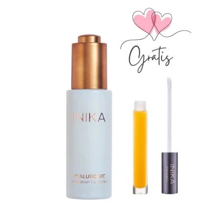 Na zdjęciu znajduje się kosmetyk marki INIKA Organic – Hyaluronic Hydration Complex.  To elegancka, smukła buteleczka w jasnoniebieskim kolorze z metaliczną złotą pompką i subtelnym napisem „INIKA” w odcieniu różowego złota.