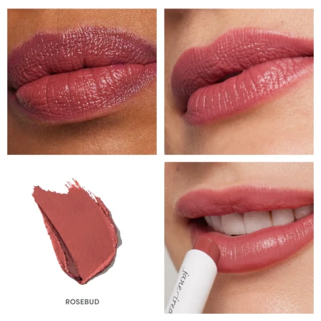 Na zdjęciu widzimy pomadkę Jane Iredale w odcieniu Rosebud. Odcień to ciepły zgaszony koral – połączenie przytłumionego różu z nutą brzoskwini i terakoty.