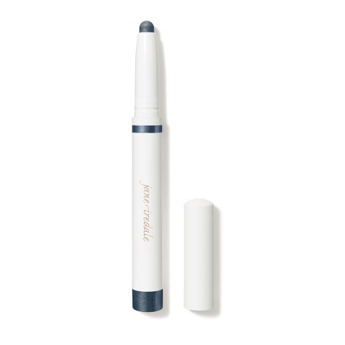 Na zdjęciu widoczna jest biała kredka eye shadow stick  automatyczne cienie do powiek w sztyfcie marki Jane Iredale, z fioletowo metalicznym odcieniem fioletu.
