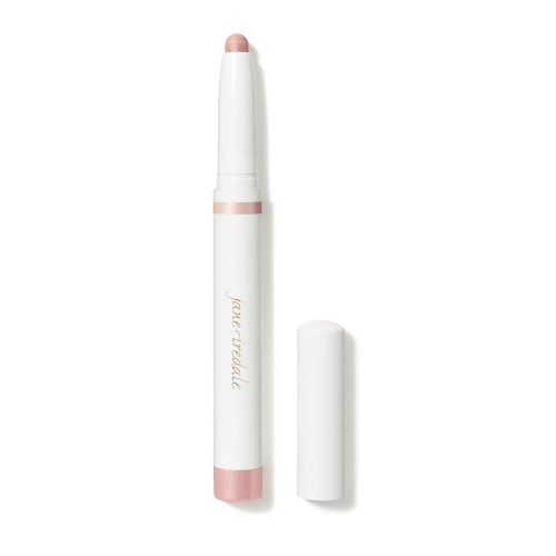 Na zdjęciu widoczna jest biała kredka eye shadow stick  automatyczne cienie do powiek w sztyfcie marki Jane Iredale, z różowo metalicznym odcieniem jasnego różu.