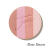 Okrągły, prasowany wielofunkcyjny bronzer do twarzy marki Jane Iredale w odcieniu Rose Dawn z wytłoczonym logo Jane Iredale. Bronzer sklada sie z czterech odcieni.