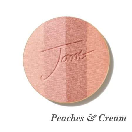 Okrągły, prasowany wielofunkcyjny bronzer do twarzy marki Jane Iredale w odcieniu Peaches &amp;amp; Cream z wytłoczonym logo Jane Iredale. Bronzer sklada sie z czterech odcieni która są opisane słownie na grafice.