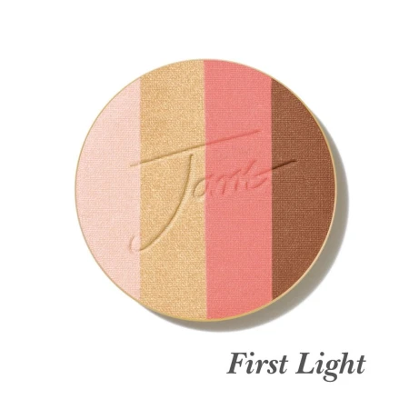 Okrągły, prasowany wielofunkcyjny bronzer do twarzy marki Jane Iredale w odcieniu First Light z wytłoczonym logo Jane Iredale. Bronzer sklada sie z czterech odcieni, utrzymane w ciepłej, słonecznej tonacji.