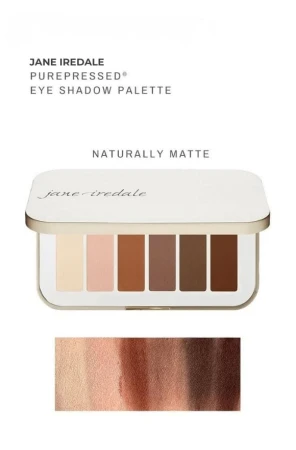 Paleta cieni do powiek jane iredale Naturally Matte. Paleta ma białe minimalistyczne opakowanie i zawiera sześć odcieni: od kremowego beżu aż po intensywny, ciepły brąz. Na dole widoczne są swatche kolorów pokazujące ich naturalne, matowe wykończenie.