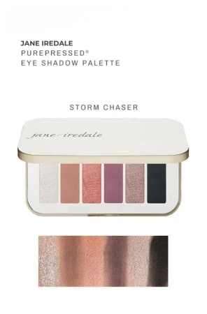 Paleta cieni do powiek jane iredale Storm Chaser. Paleta zawiera sześć odcieni w chłodniejszej, bardziej wyrazistej tonacji. Na dole widoczne są swatche prezentujące efekt shimmer i głębię kolorów.