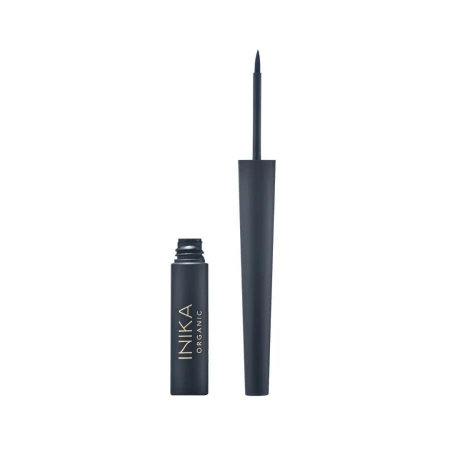 Na zdjęciu widoczny jest eyeliner w płynie INIKA Organic w czarnym, matowym opakowaniu. Produkt jest otwarty – obok buteleczki znajduje się aplikator z cienką, precyzyjną końcówką do rysowania kreski.