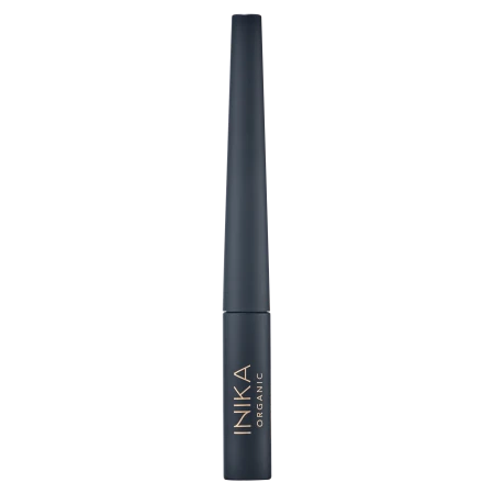 Na zdjęciu widoczny jest eyeliner w smukłym, czarnym opakowaniu z matowym wykończeniem. Na dolnej części znajduje się złote logo „INIKA Organic”. Produkt ma wydłużony, minimalistyczny kształt charakterystyczny dla precyzyjnego eyelinera w płynie.