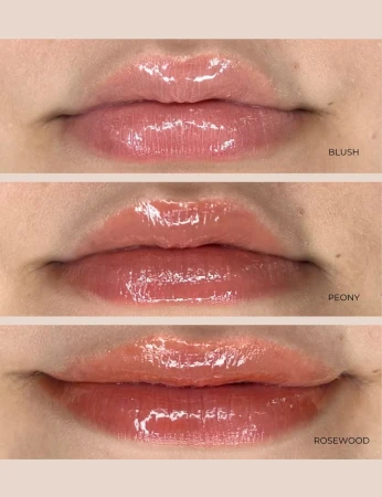 Na zdjęciu pokazano trzy zbliżenia ust z błyszczącym serum w różnych odcieniach. Góra: Blush – jasny, chłodny róż. Środek: Peony – ciepły, brzoskwiniowo-różowy odcień. Dół: Rosewood – głębszy, ciepły róż z nutą brązu. Produkt nadaje ustom połysk