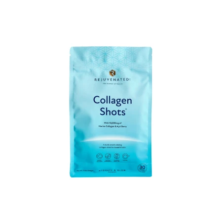 Zdjęcie przedstawia stojące, jasnoniebieskie opakowanie suplementu diety w proszku Rejuvenated Collagen Shots. Produkt ten jest opisany jako wielokrotnie nagradzany napój kolagenowy, który wspiera jędrną, gładką i nawilżoną skórę.