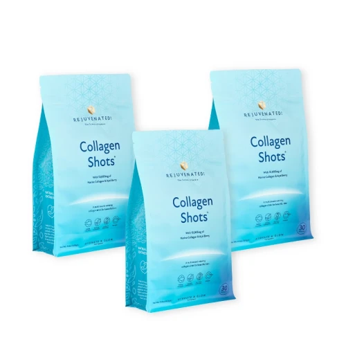 Na zdjęciu widoczne są trzy opakowania suplementu Rejuvenated Collagen Shots w formie niebieskich torebek. Produkt zawiera 10 000 mg kolagenu morskiego z dodatkiem jagód acai. Każde opakowanie zawiera 30 porcji.
