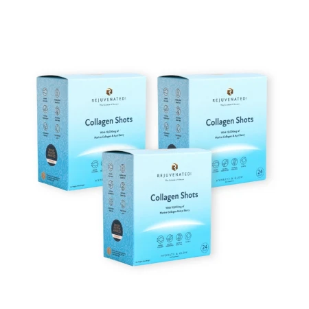 Na zdjęciu widoczne są trzy opakowania suplementu Rejuvenated Collagen Shots w niebieskich pudełkach. Produkt zawiera kolagen morski z dodatkiem jagód acai. Każde opakowanie zawiera 24 saszetki.