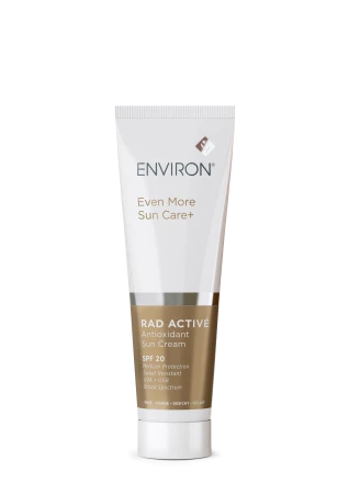 Packshot kremu Environ RAD ACTIVÉ Antioxidant Sun Cream SPF 20. Produkt zapewnia ochronę przeciwsłoneczną UVA i UVB oraz działanie antyoksydacyjne. Smukła tuba eksponuje nowoczesne, biało-złote opakowanie.png