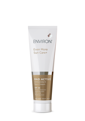 Packshot kremu Environ RAD ACTIVÉ Antioxidant Sun Cream SPF 20. Produkt zapewnia ochronę przeciwsłoneczną UVA i UVB oraz działanie antyoksydacyjne. Smukła tuba eksponuje nowoczesne, biało-złote opakowanie.png