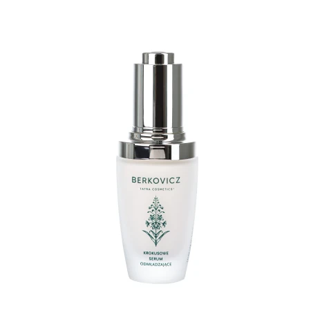 Zbliżenie na elegancką butelkę Berkovicz Tatra Cosmetics – Krokusowe Serum Odmładzające. Białe, matowe opakowanie z subtelnym, roślinnym motywem oraz srebrną, lśniącą pompką