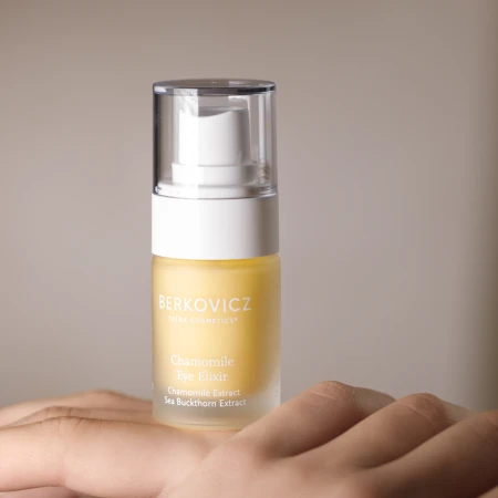 Na zdjęciu przedstawiono zbliżenie na butelkę Berkovicz Tatra Cosmetics – Chamomile Eye Elixir. Widać przezroczystą nakładkę ochronną oraz pompkę dozującą, które podkreślają higieniczny charakter opakowania.