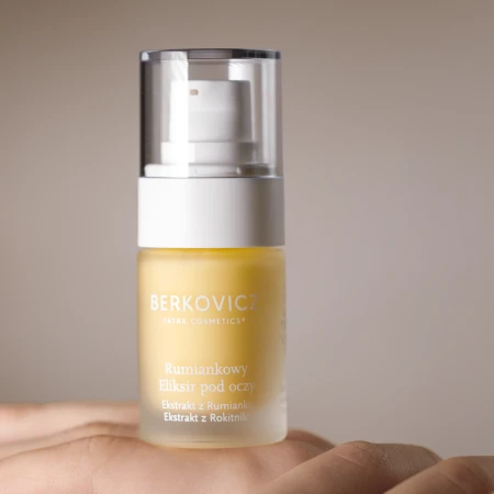 Na zdjęciu przedstawiono zbliżenie na butelkę Berkovicz Tatra Cosmetics – Chamomile Eye Elixir. Widać przezroczystą nakładkę ochronną oraz pompkę dozującą, które podkreślają higieniczny charakter opakowania.